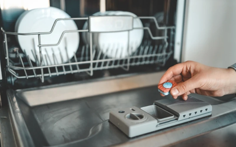 Gia đình bận rộn vẫn giữ bát đĩa sạch nhờ nước rửa chén máy rửa bát