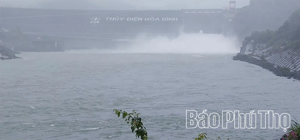 Điều tiết mở 1 cửa xả đáy Thủy điện Hòa Bình lúc 23 giờ ngày 23/11