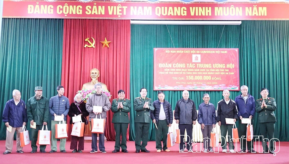 Trung ương Hội Nạn nhân chất độc da cam/Dioxin Việt Nam trao quà hỗ trợ tại Phú Thọ