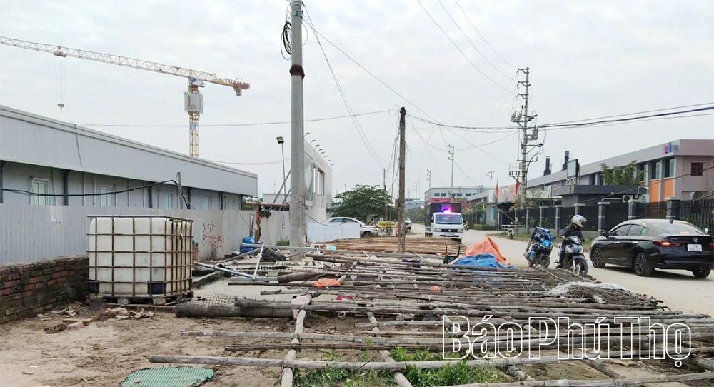Cẩm Khê kiên quyết giải tỏa vi phạm hành lang an toàn giao thông đường bộ