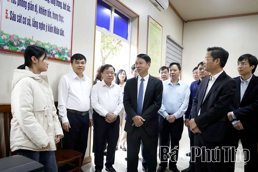 Phó Chủ tịch UBND tỉnh Nguyễn Khắc Hiếu làm việc với UBND xã Hiền Quan về cải cách hành chính