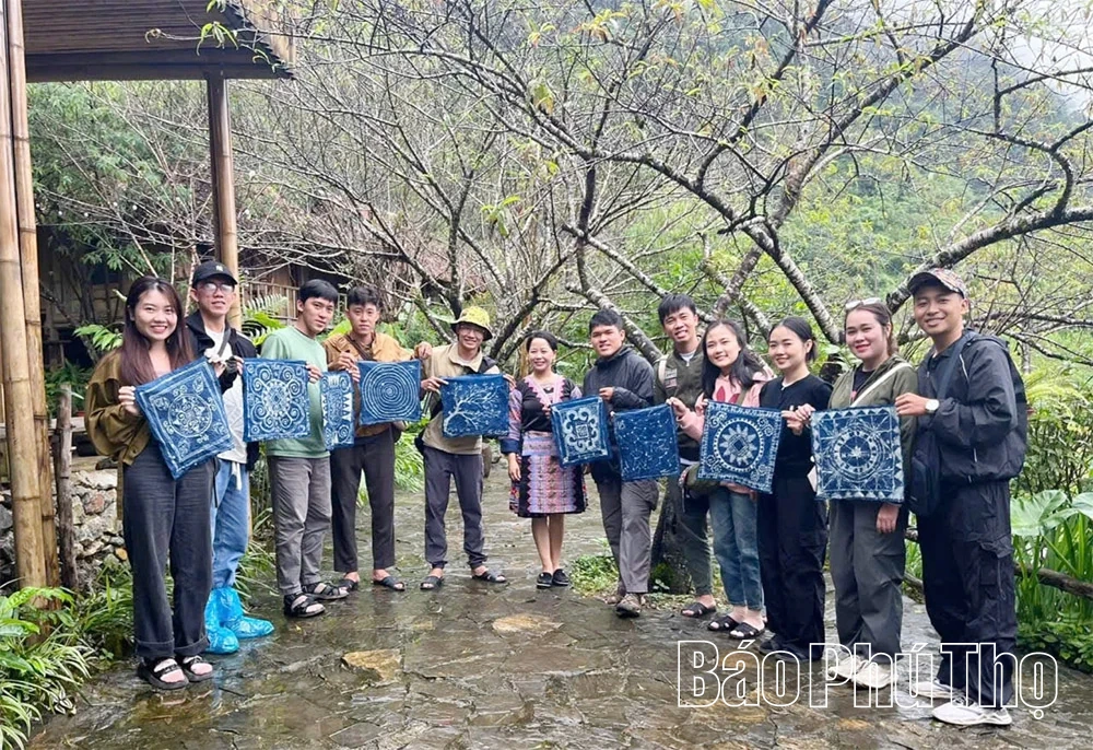 Người “đánh thức” du lịch cộng đồng bản Mông