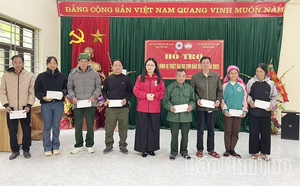 Trao 103 suất quà cho các hộ dân bị ảnh hưởng bởi cơn bão số 10