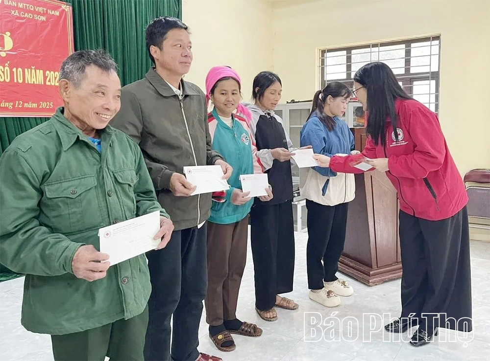 Trao 103 suất quà cho các hộ dân bị ảnh hưởng bởi cơn bão số 10