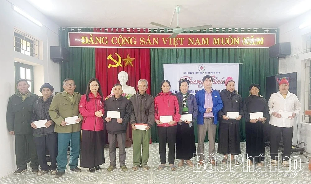 Trao 103 suất quà cho các hộ dân bị ảnh hưởng bởi cơn bão số 10