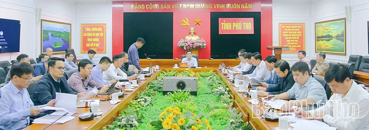 Phó Chủ tịch UBND tỉnh Vũ Việt Văn nghe báo cáo về xây dựng văn bản quy phạm pháp luật và công tác quản lý quy hoạch, đánh số nhà