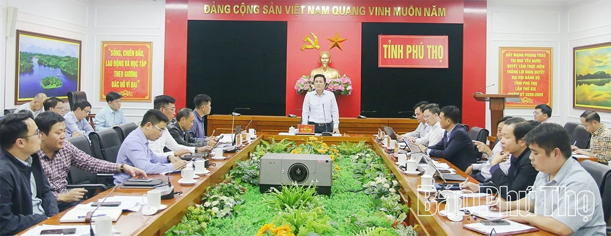 Phó Chủ tịch UBND tỉnh Vũ Việt Văn nghe báo cáo về xây dựng văn bản quy phạm pháp luật và công tác quản lý quy hoạch, đánh số nhà