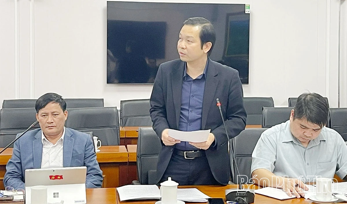 Phó Chủ tịch UBND tỉnh Vũ Việt Văn nghe báo cáo về xây dựng văn bản quy phạm pháp luật và công tác quản lý quy hoạch, đánh số nhà