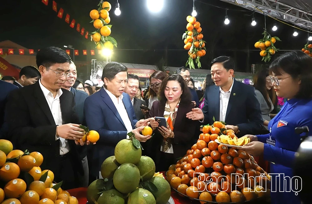 Khai mạc Lễ hội Cam Cao Phong và hội chợ triển lãm sản phẩm đặc trưng