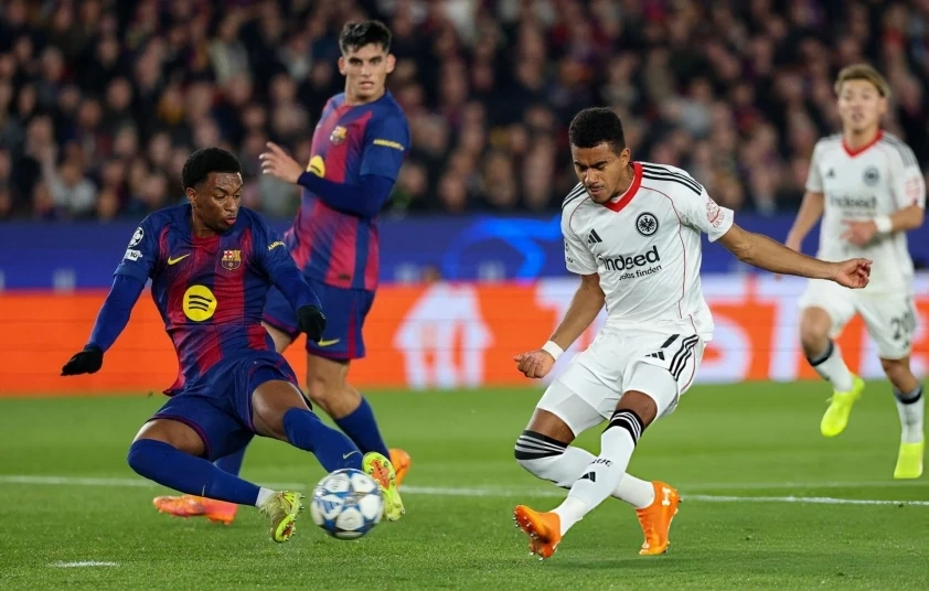 Hậu vệ lập cú đúp, Barca thắng ngược tại Champions League