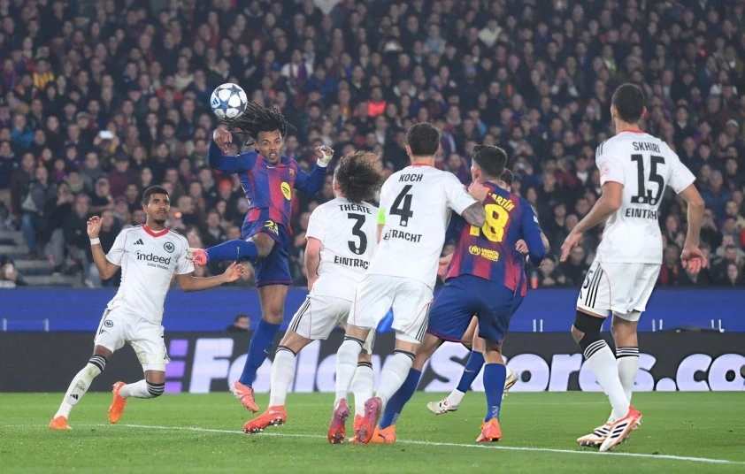 Hậu vệ lập cú đúp, Barca thắng ngược tại Champions League