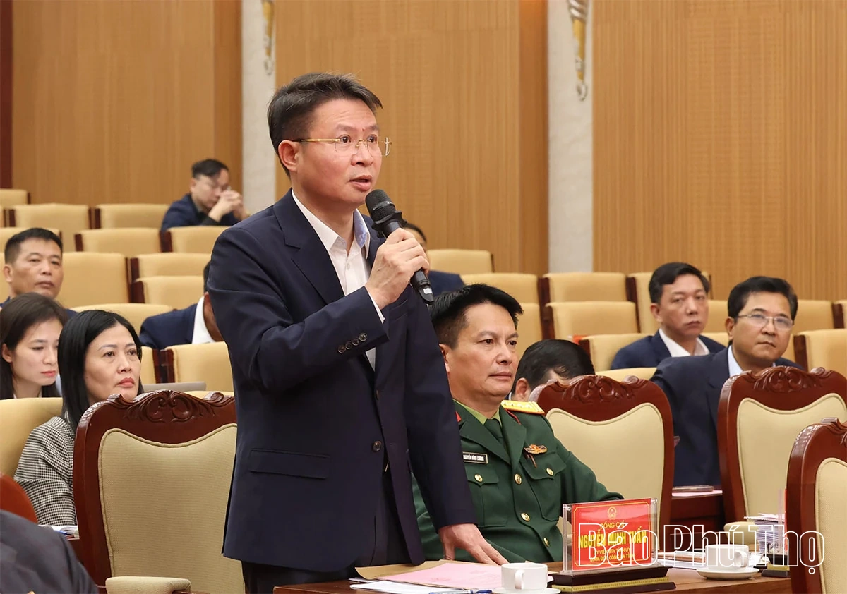 Các đại biểu thảo luận, chất vấn và trả lời chất vấn tại hội trường