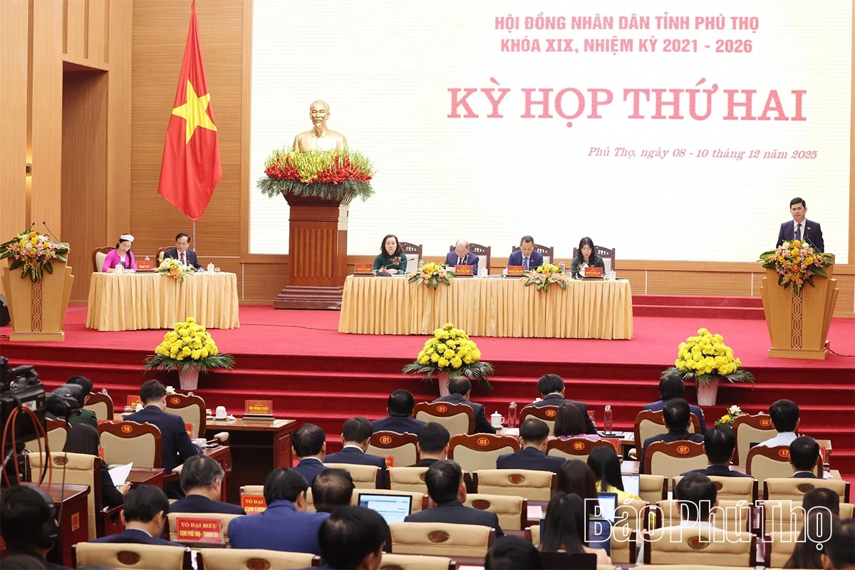 Các đại biểu thảo luận, chất vấn và trả lời chất vấn tại hội trường