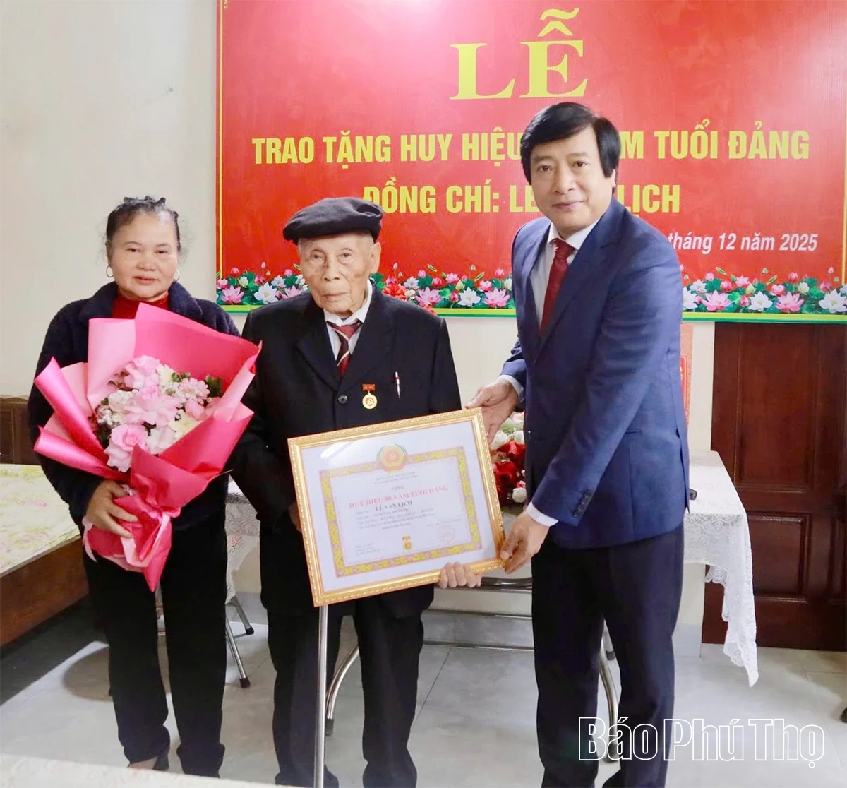 Phó Bí thư Tỉnh ủy Nguyễn Mạnh Sơn trao Huy hiệu 80 năm tuổi Đảng tặng đảng viên lão thành