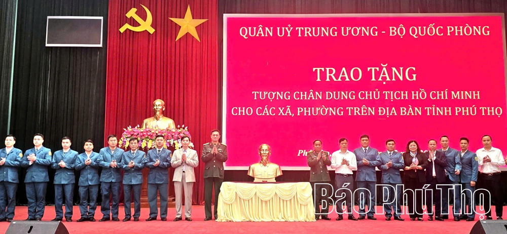 Trao tặng Tượng chân dung Chủ tịch Hồ Chí Minh