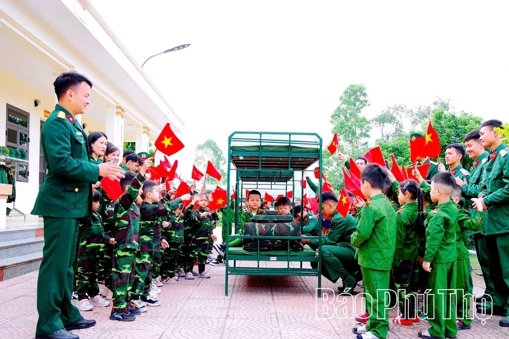 Trải nghiệm “Một ngày làm chiến sĩ” tại Sư đoàn 304