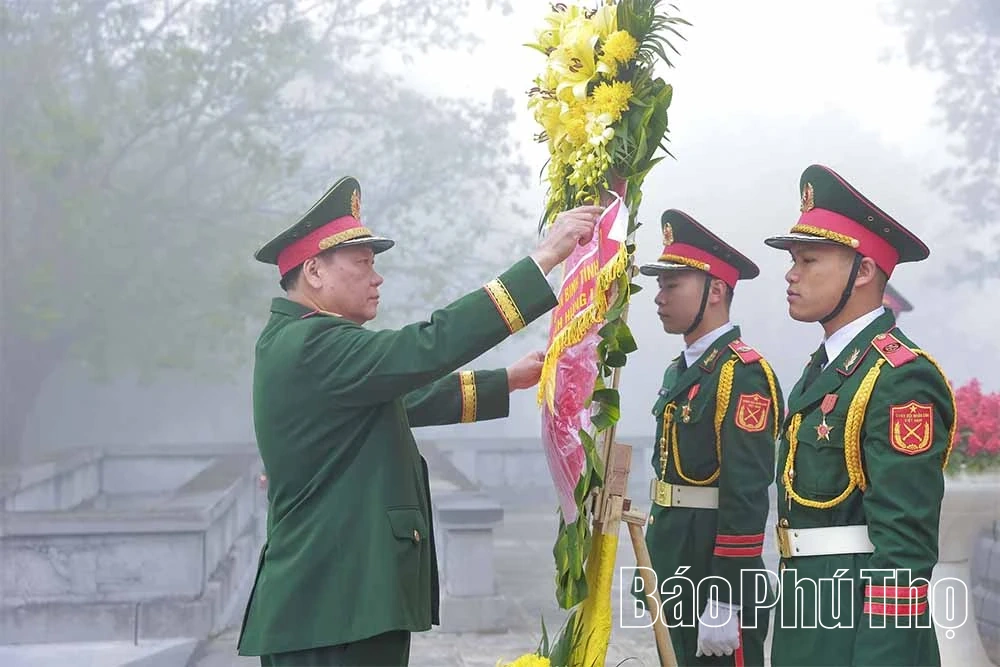 Dâng hoa tưởng niệm Chủ tịch Hồ Chí Minh và các Anh hùng liệt sỹ