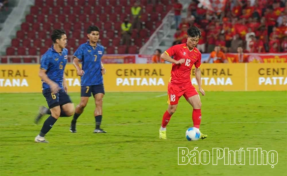 Tiền vệ người Phú Thọ cùng đội tuyển U22 Việt Nam vô địch SEA Games 33