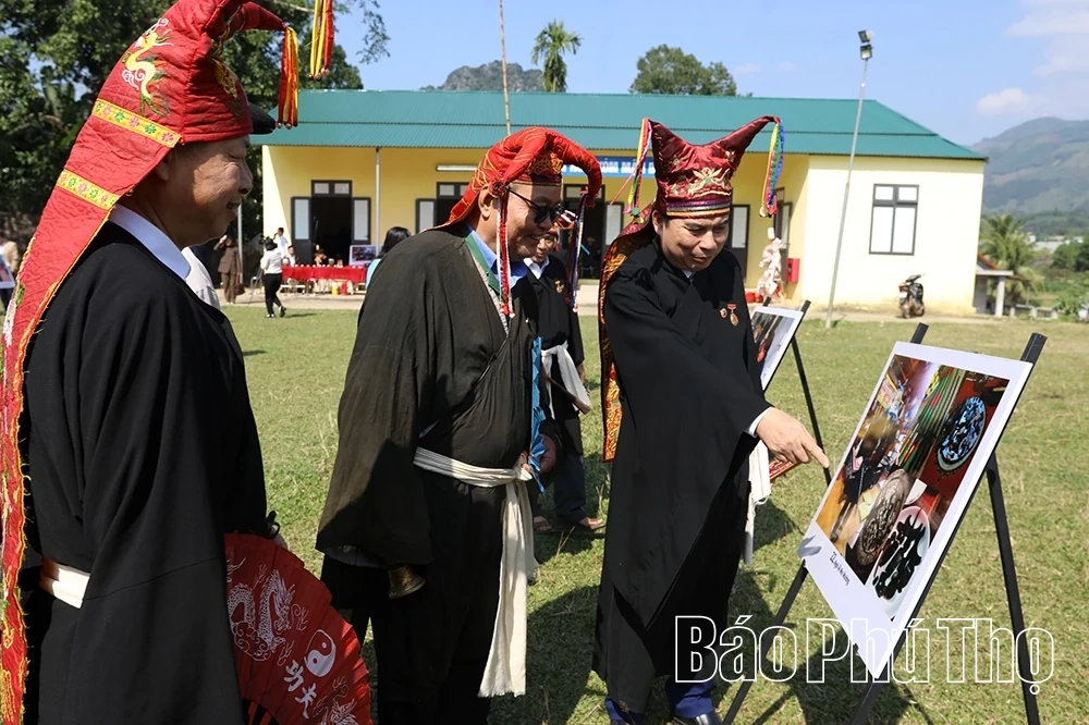 CLB Mo Mường Lạc Sơn chung tay bảo tồn di sản Mo Mường