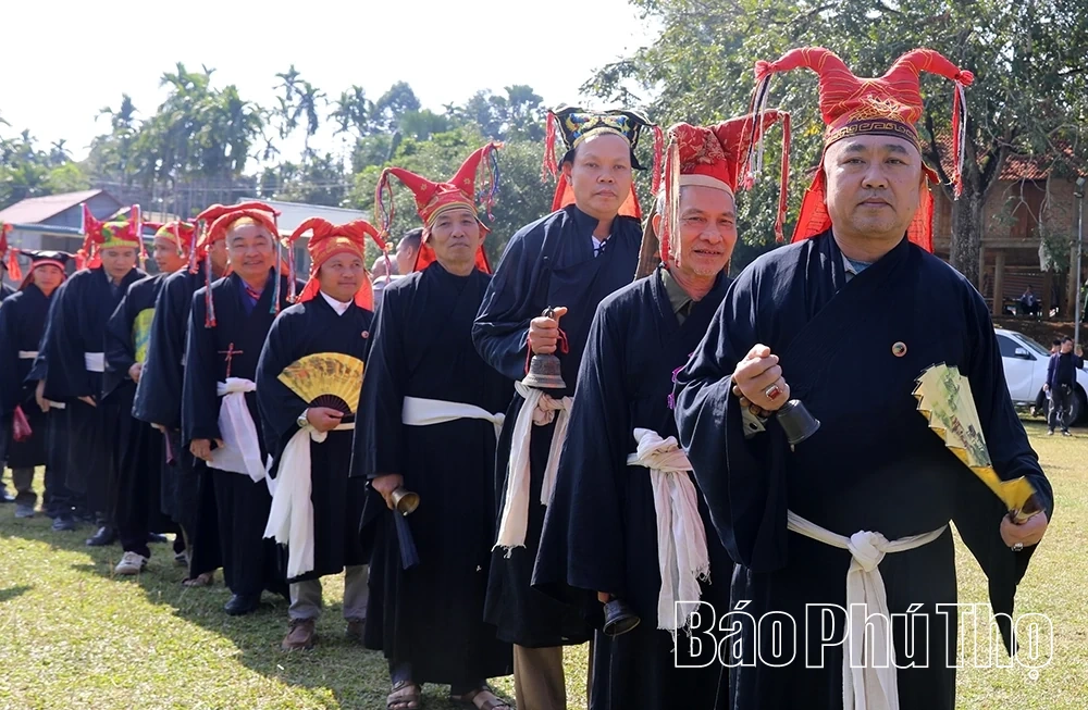 CLB Mo Mường Lạc Sơn chung tay bảo tồn di sản Mo Mường