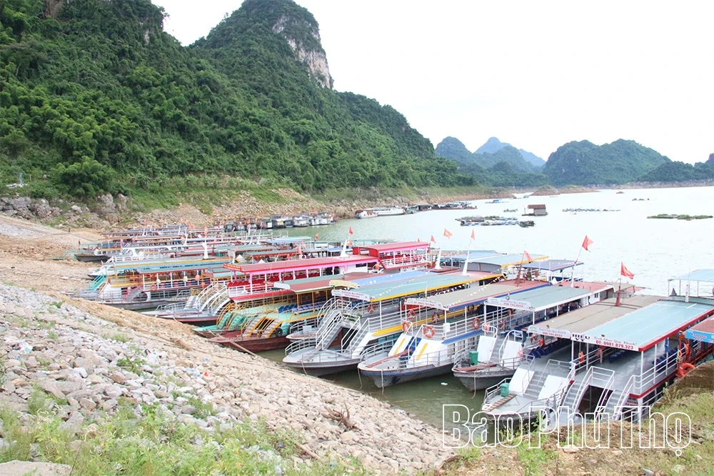 Không chủ quan với cháy, nổ trên tàu khách mùa lễ hội trên lòng hồ Hòa Bình