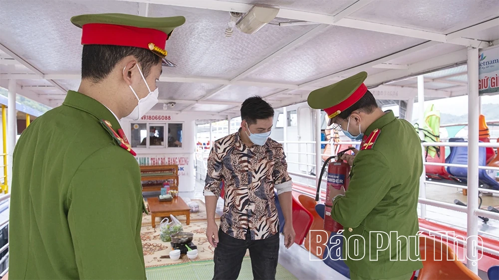 Không chủ quan với cháy, nổ trên tàu khách mùa lễ hội trên lòng hồ Hòa Bình