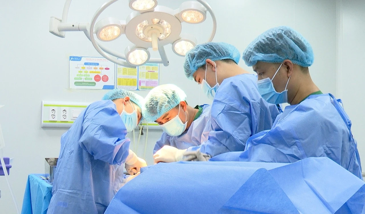 Nhiều lần thay khớp háng thất bại, bệnh nhân được bệnh viện Hữu Nghị Lạc Việt điều trị thành công