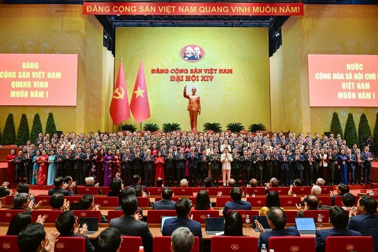 “Tiến lên! Toàn thắng ắt về ta!”