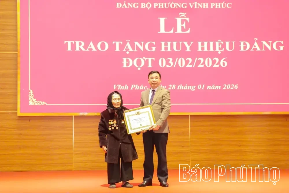 Phó Bí thư Tỉnh ủy Bùi Huy Vĩnh trao Huy hiệu Đảng tặng đảng viên phường Vĩnh Phúc