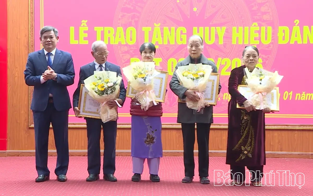 Đảng bộ xã Lâm Thao: 42 đảng viên được trao tặng Huy hiệu Đảng