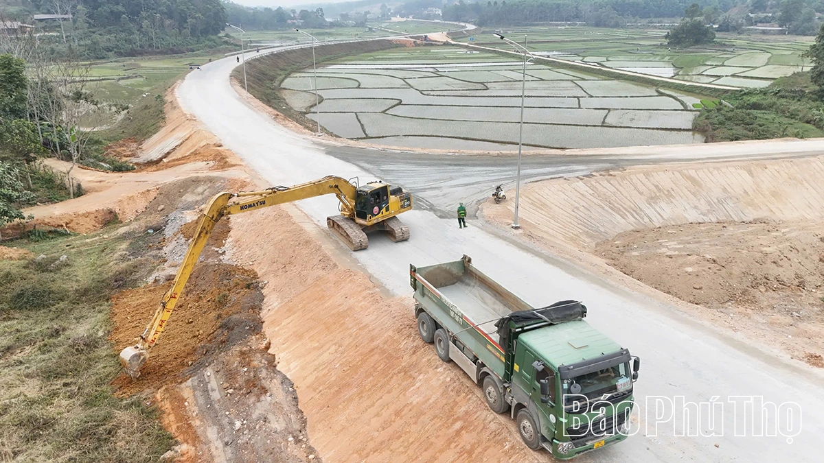 Chủ tịch UBND tỉnh Trần Duy Đông kiểm tra tiến độ một số dự án giao thông trên địa bàn tỉnh
