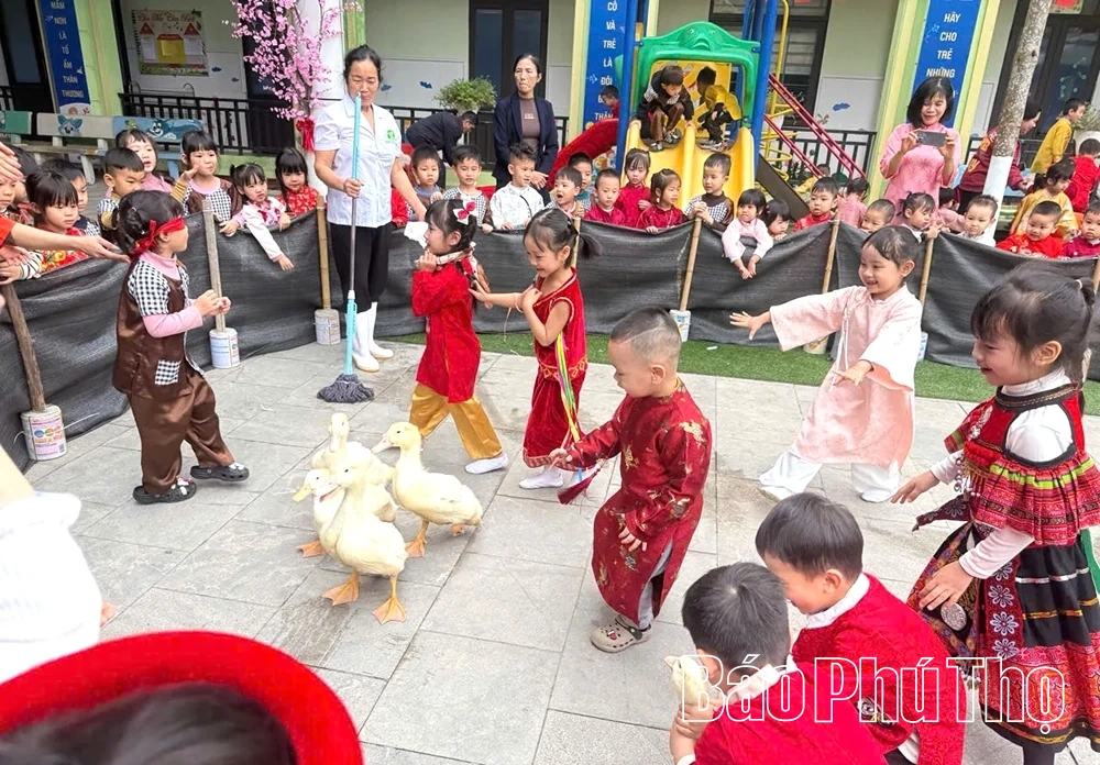 Tết cổ truyền trong tiếng cười trẻ thơ