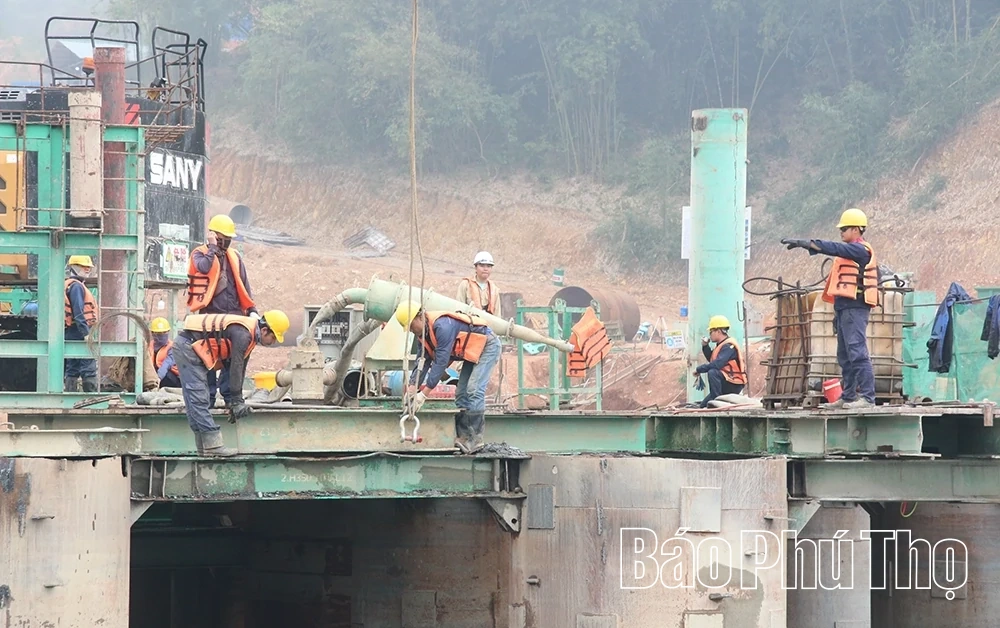 Đại công trường cao tốc Hòa Bình - Mộc Châu: Nơi Tết đến sớm