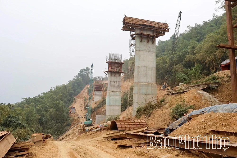Đại công trường cao tốc Hòa Bình - Mộc Châu: Nơi Tết đến sớm