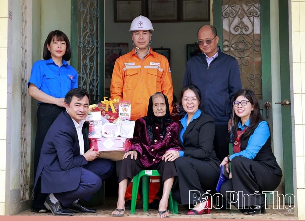 Công ty Điện lực Phú Thọ thăm, tặng quà Mẹ Việt Nam anh hùng, gia đình chính sách