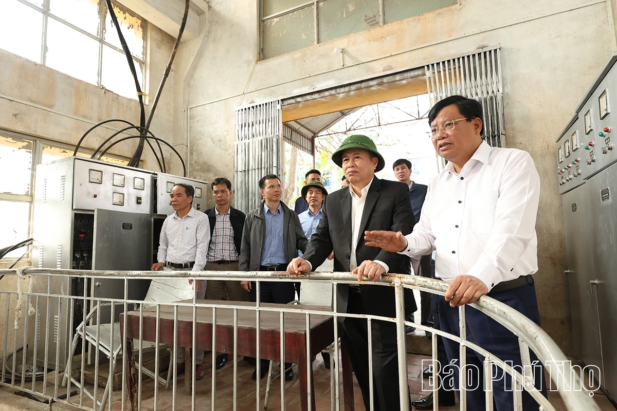 Phó Chủ tịch UBND tỉnh Đinh Công Sứ kiểm tra lấy nước đợt 2 phục vụ gieo cấy vụ Đông Xuân