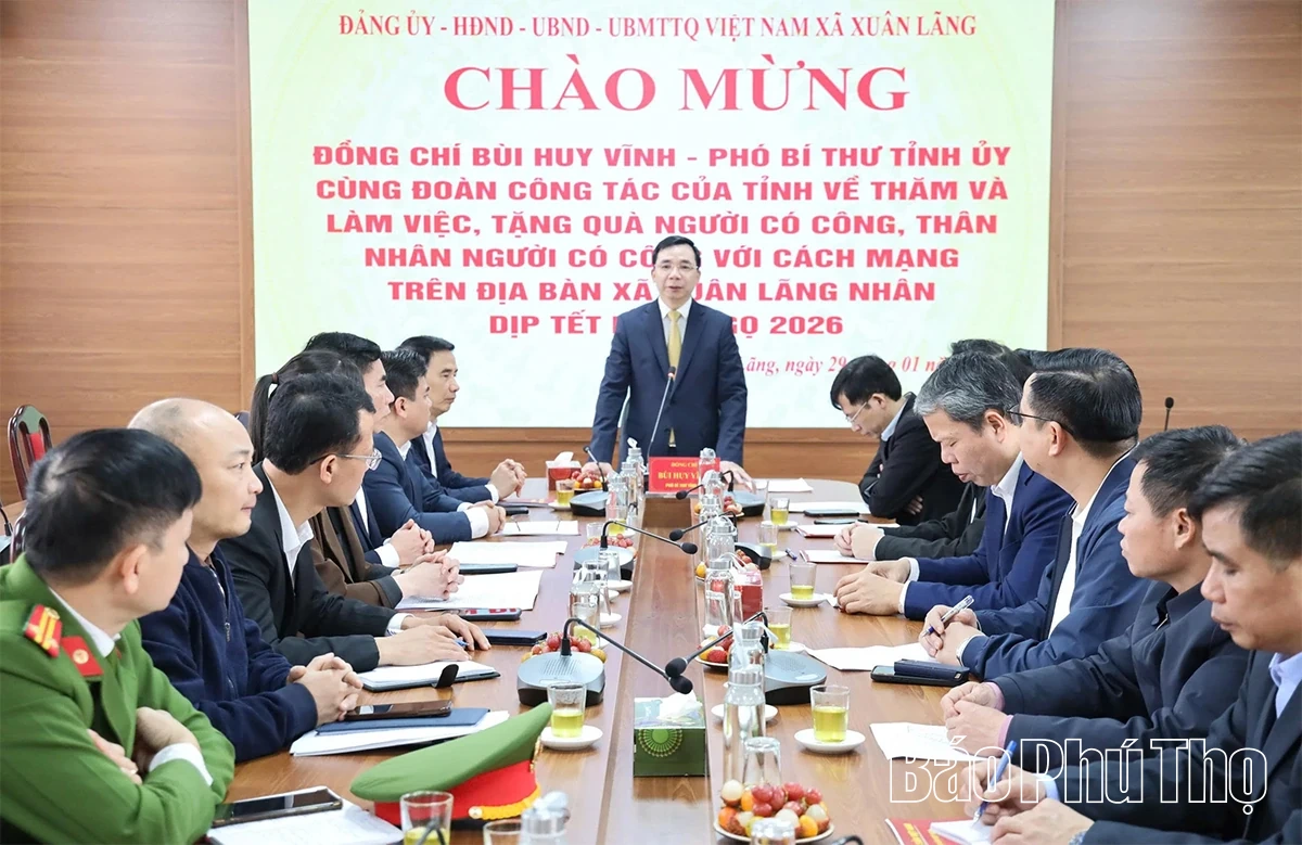 Phó Bí thư Tỉnh uỷ Bùi Huy Vĩnh tặng quà gia đình chính sách xã Xuân Lãng