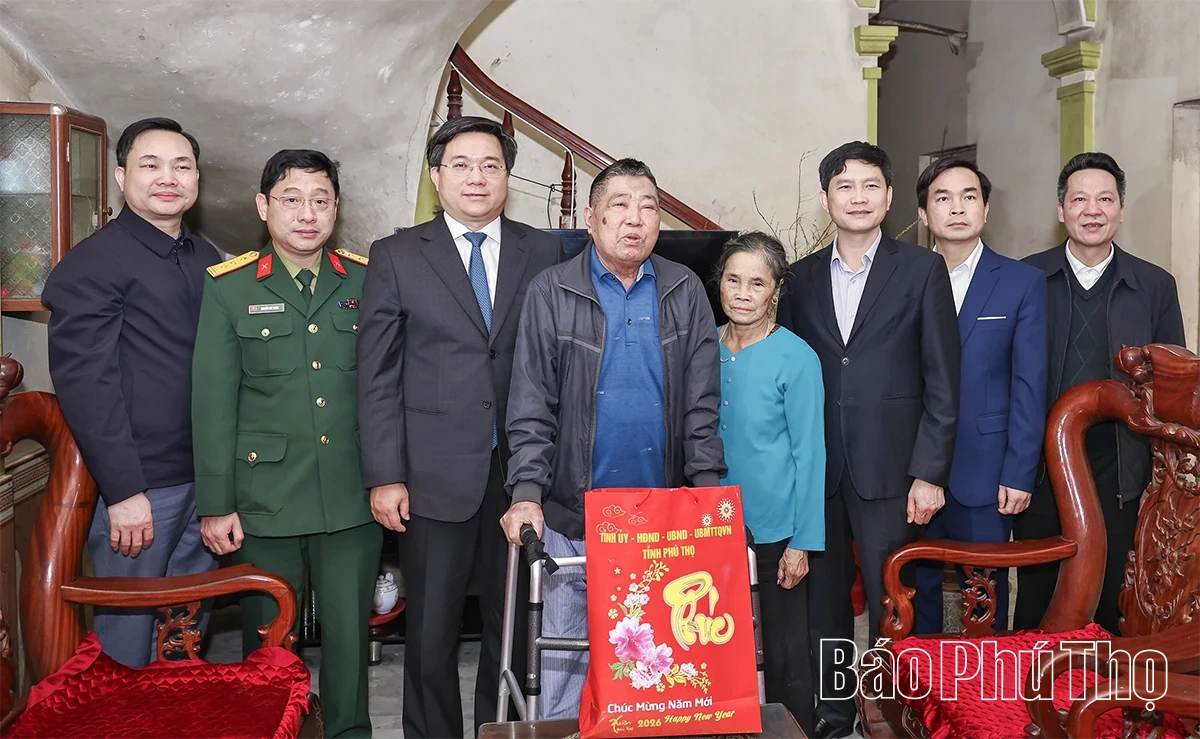 Chủ tịch UBND tỉnh Trần Duy Đông thăm, tặng quà Tết gia đình người có công tại xã Bình Nguyên