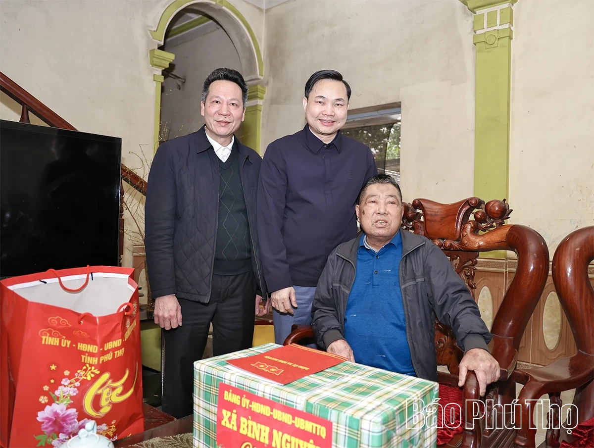 Chủ tịch UBND tỉnh Trần Duy Đông thăm, tặng quà Tết gia đình người có công tại xã Bình Nguyên