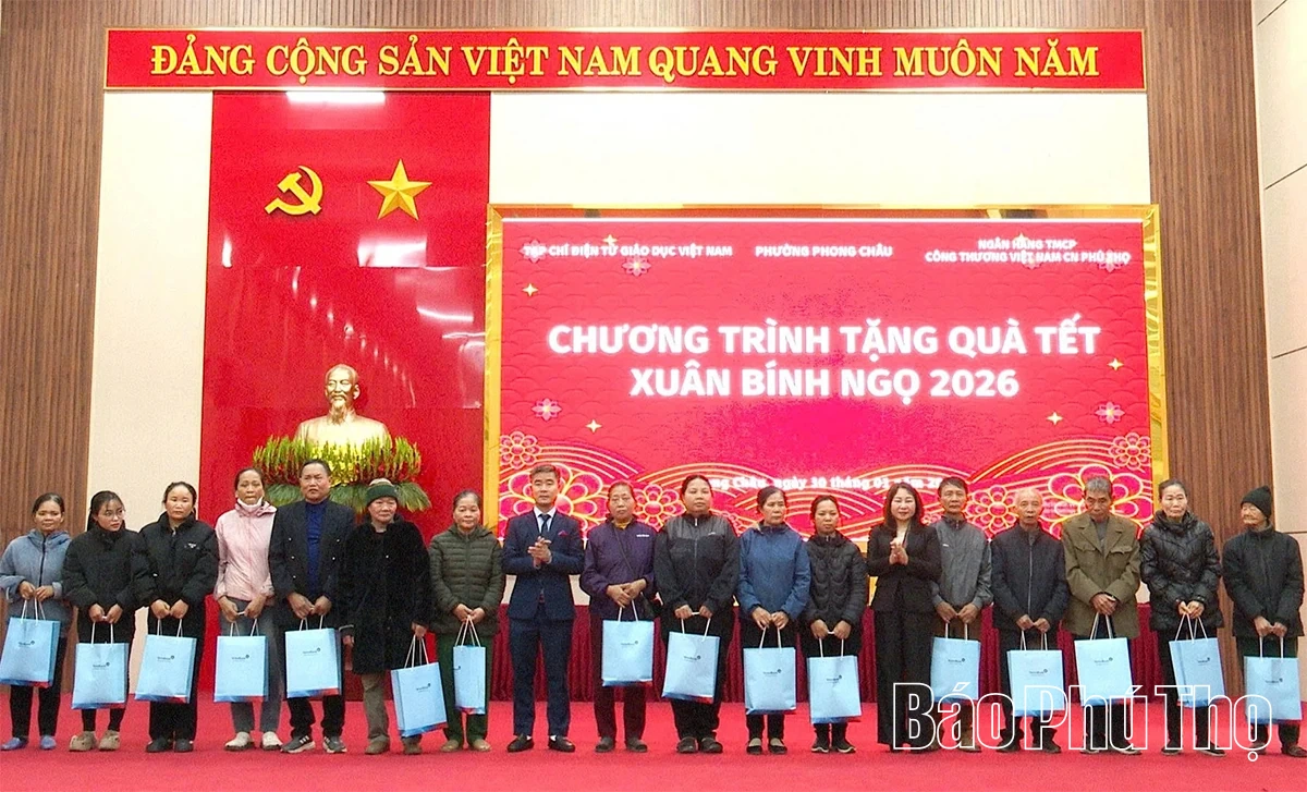 Trao gần 300 suất quà Tết tặng người nghèo và trẻ em hoàn cảnh khó khăn phường Phong Châu