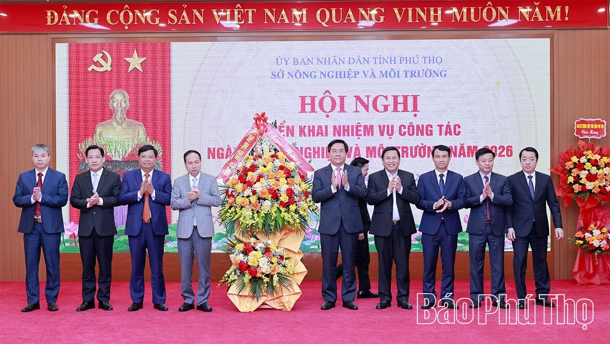 Chủ tịch UBND tỉnh Trần Duy Đông: Xác định nông nghiệp là trụ đỡ, nông dân là trung tâm, nông thôn là nền tảng