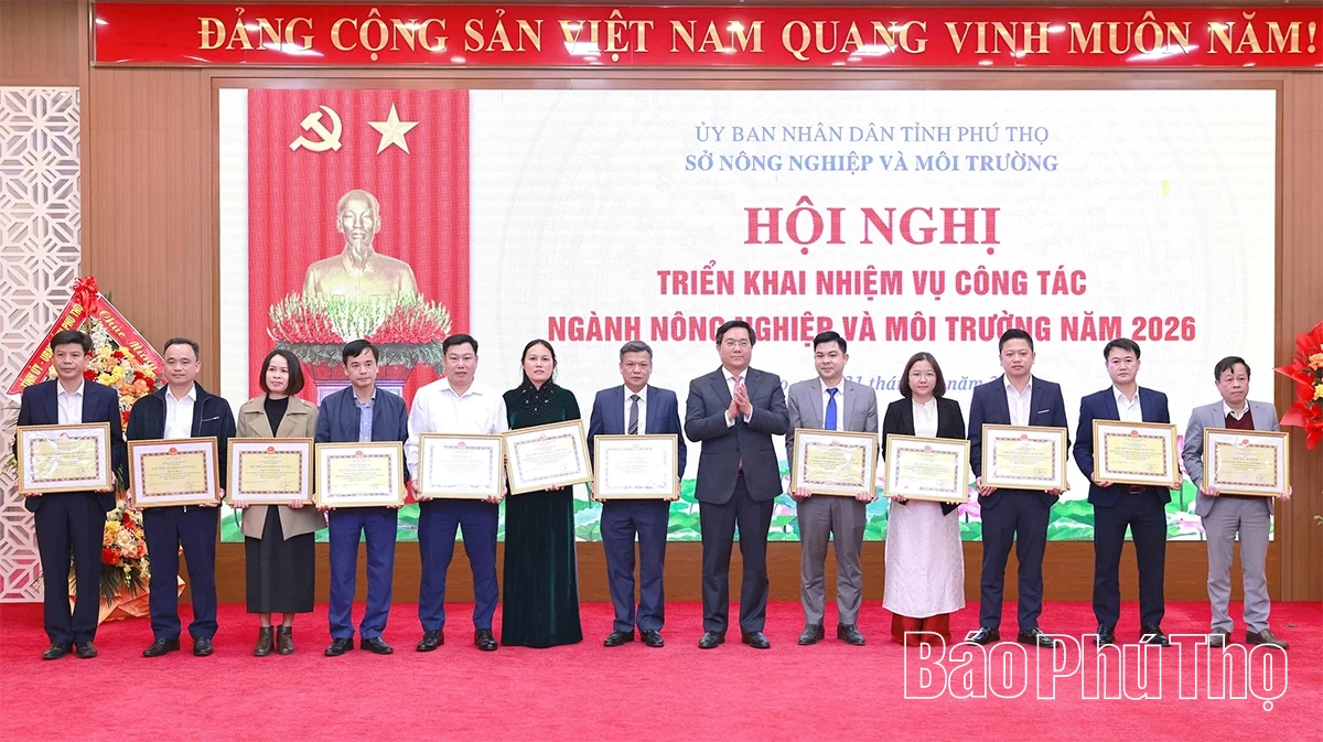 Chủ tịch UBND tỉnh Trần Duy Đông: Xác định nông nghiệp là trụ đỡ, nông dân là trung tâm, nông thôn là nền tảng