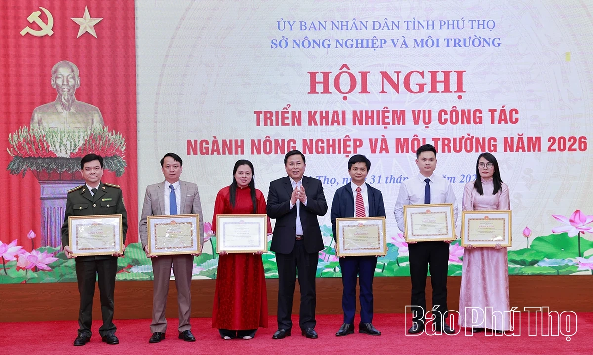 Chủ tịch UBND tỉnh Trần Duy Đông: Xác định nông nghiệp là trụ đỡ, nông dân là trung tâm, nông thôn là nền tảng