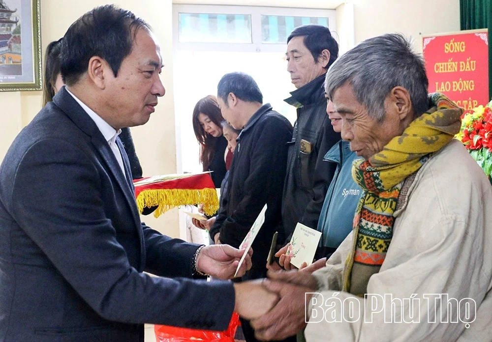 Trưởng Ban Tuyên giáo và Dân vận Tỉnh ủy Lương Đức Minh tặng quà Tết tại phường Kỳ Sơn