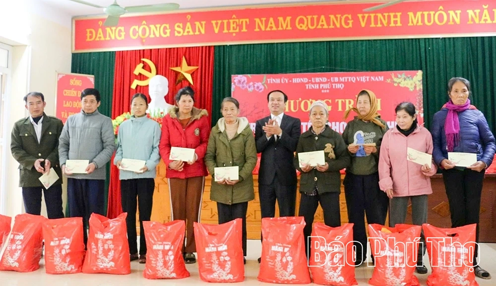 Trưởng Ban Tuyên giáo và Dân vận Tỉnh ủy Lương Đức Minh tặng quà Tết tại phường Kỳ Sơn