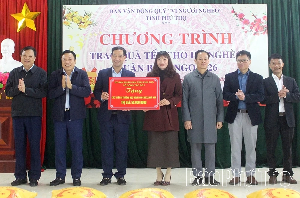 Trao quà Tết cho các hộ nghèo, hộ có hoàn cảnh đặc biệt khó khăn tại xã Hợp Kim