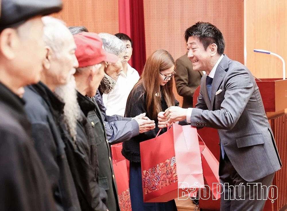 Công ty Ô tô Toyota Việt Nam tặng 280 phần quà Tết tại các phường Phúc Yên, Xuân Hòa