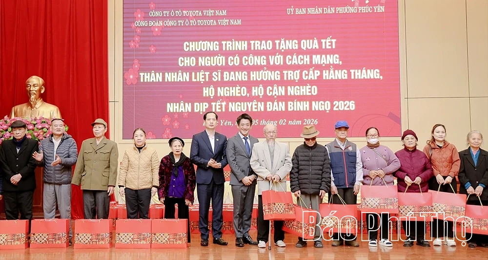 Công ty Ô tô Toyota Việt Nam tặng 280 phần quà Tết tại các phường Phúc Yên, Xuân Hòa