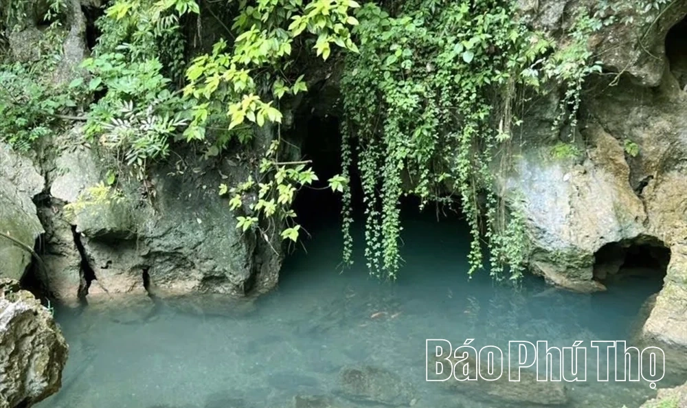 Khám phá quần thể hang động Núi Đầu Rồng