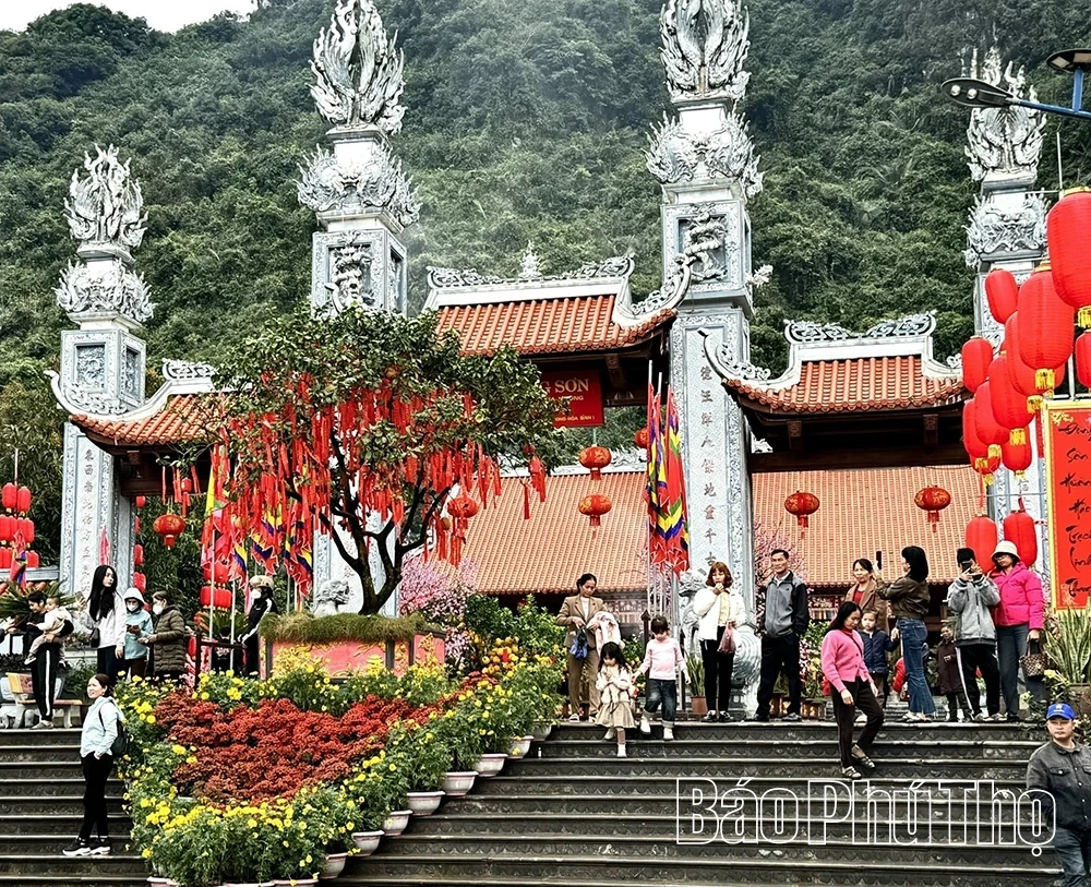 Khám phá quần thể hang động Núi Đầu Rồng